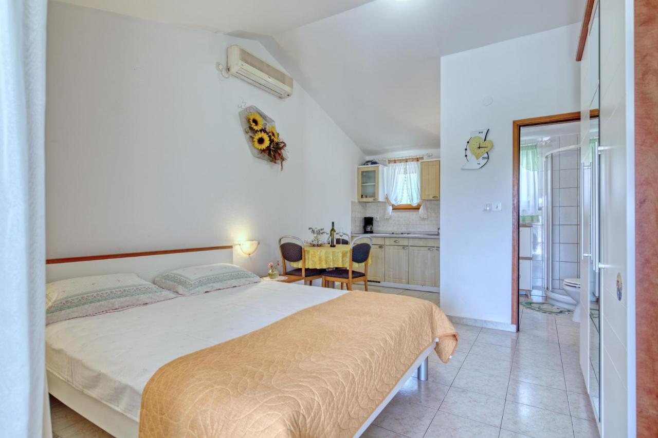 Apartmets Slavica 1644 Banjole Exterior foto