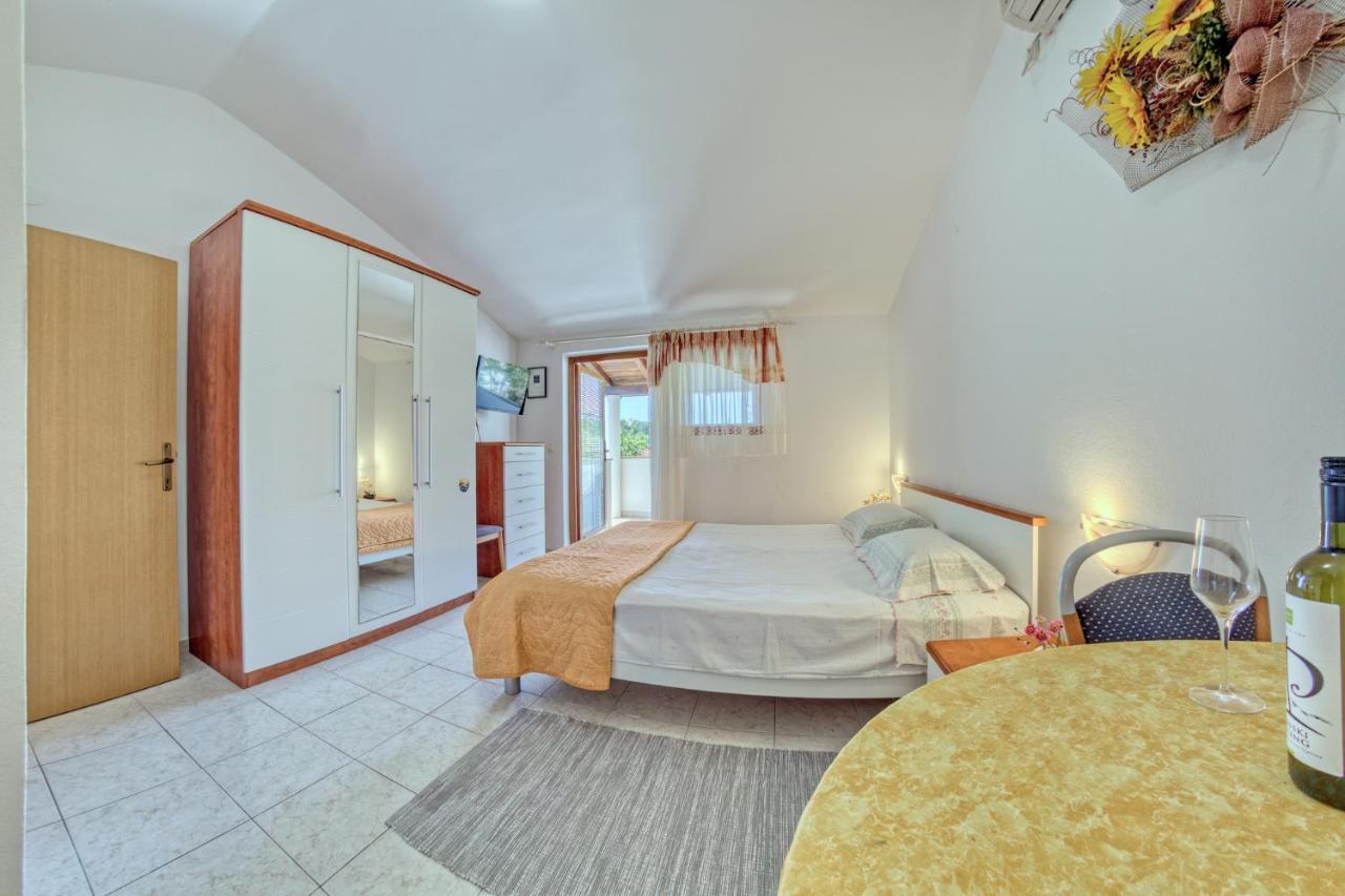 Apartmets Slavica 1644 Banjole Exterior foto